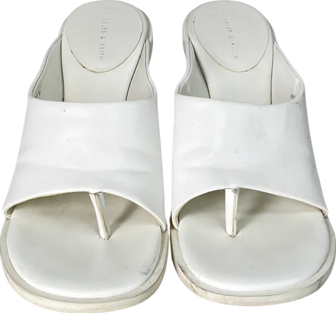 Charles & Keith White Alma Thong Mules UK 6 EU 39 👠