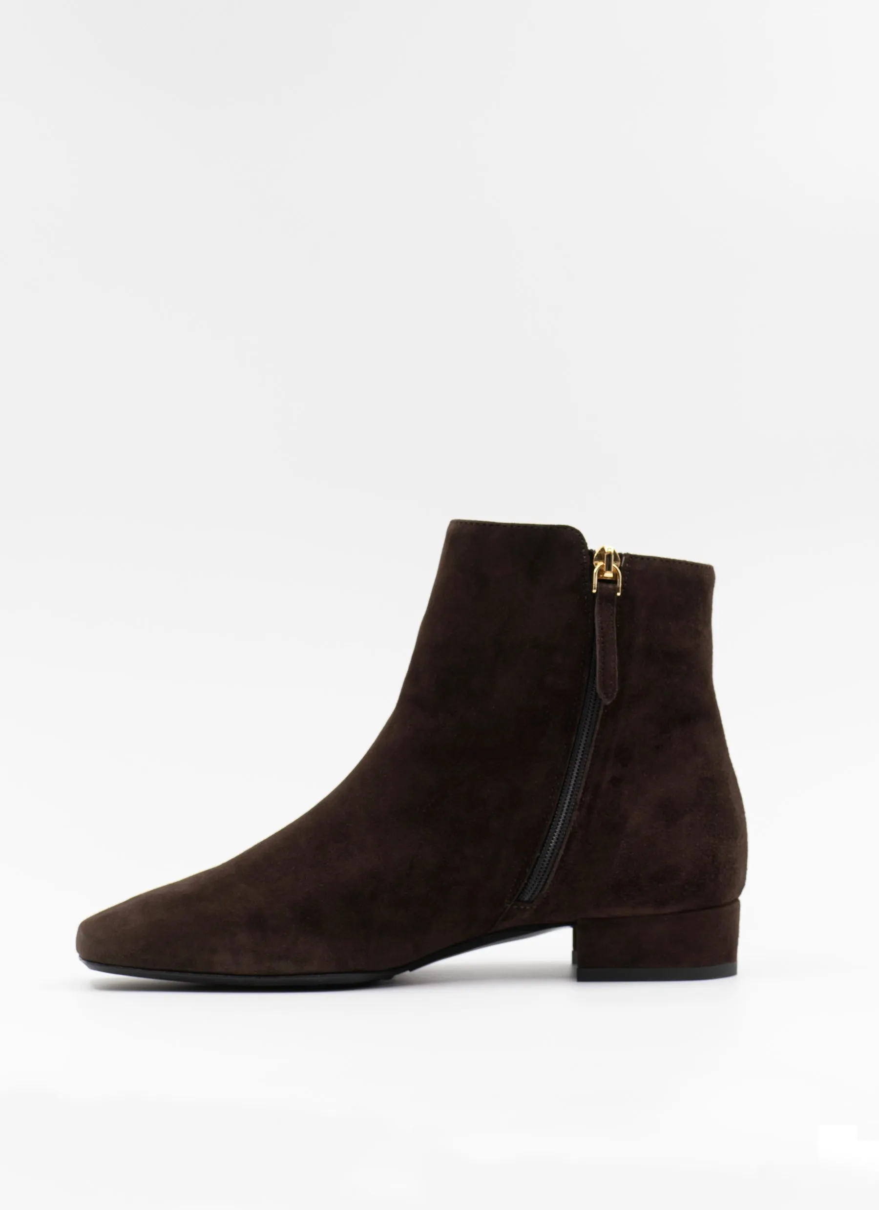 Square toe boots in brown suede